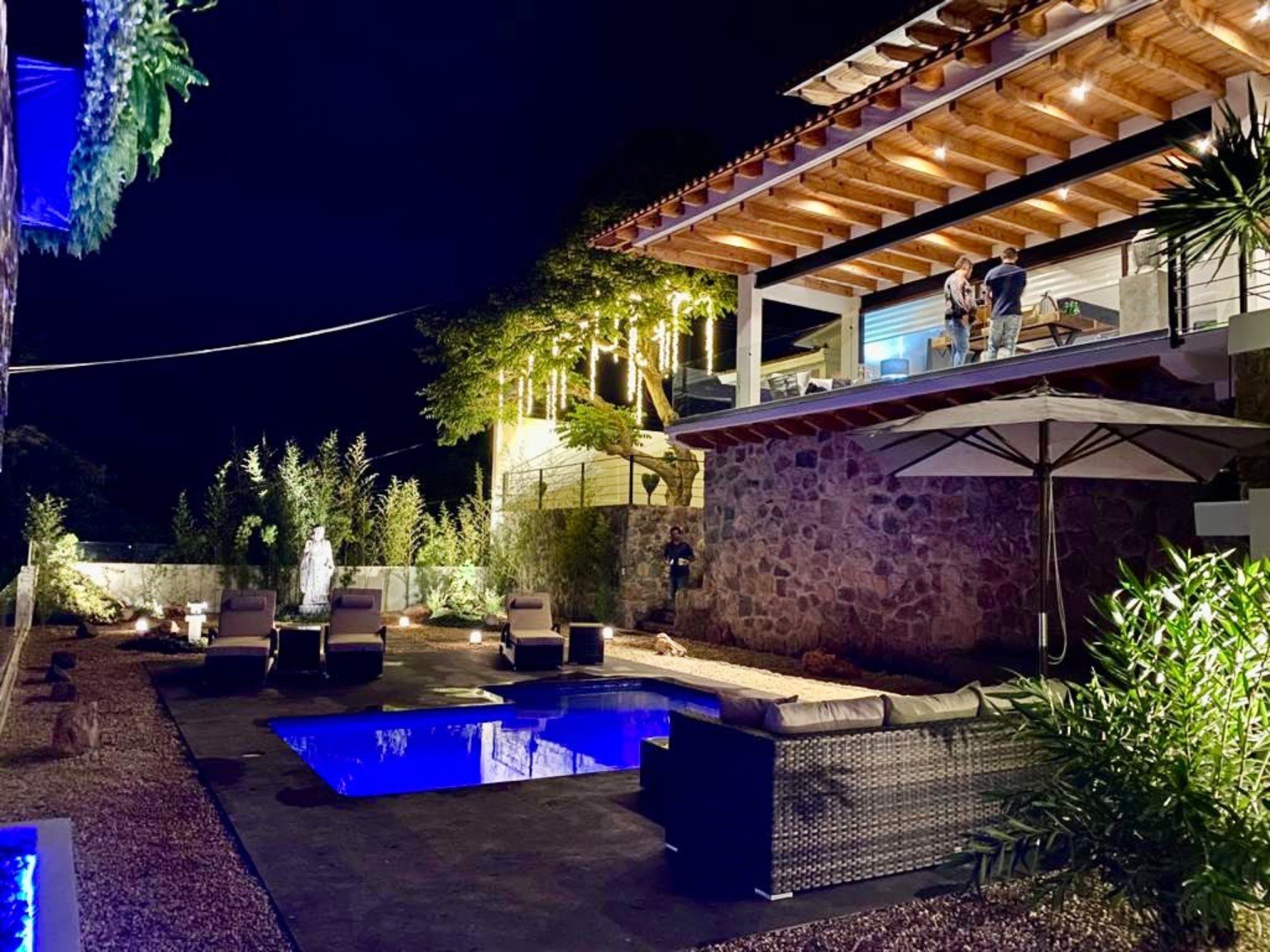 Exterior arquitectónico nocturno con alberca