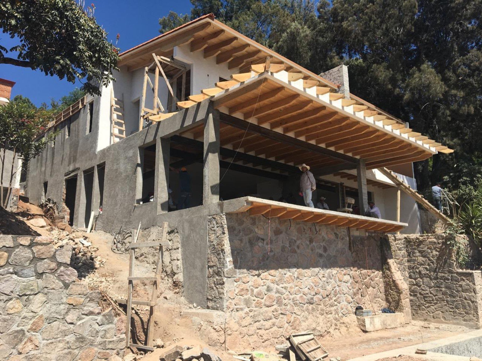 Casa en proceso de construcción y trabajo en sitio